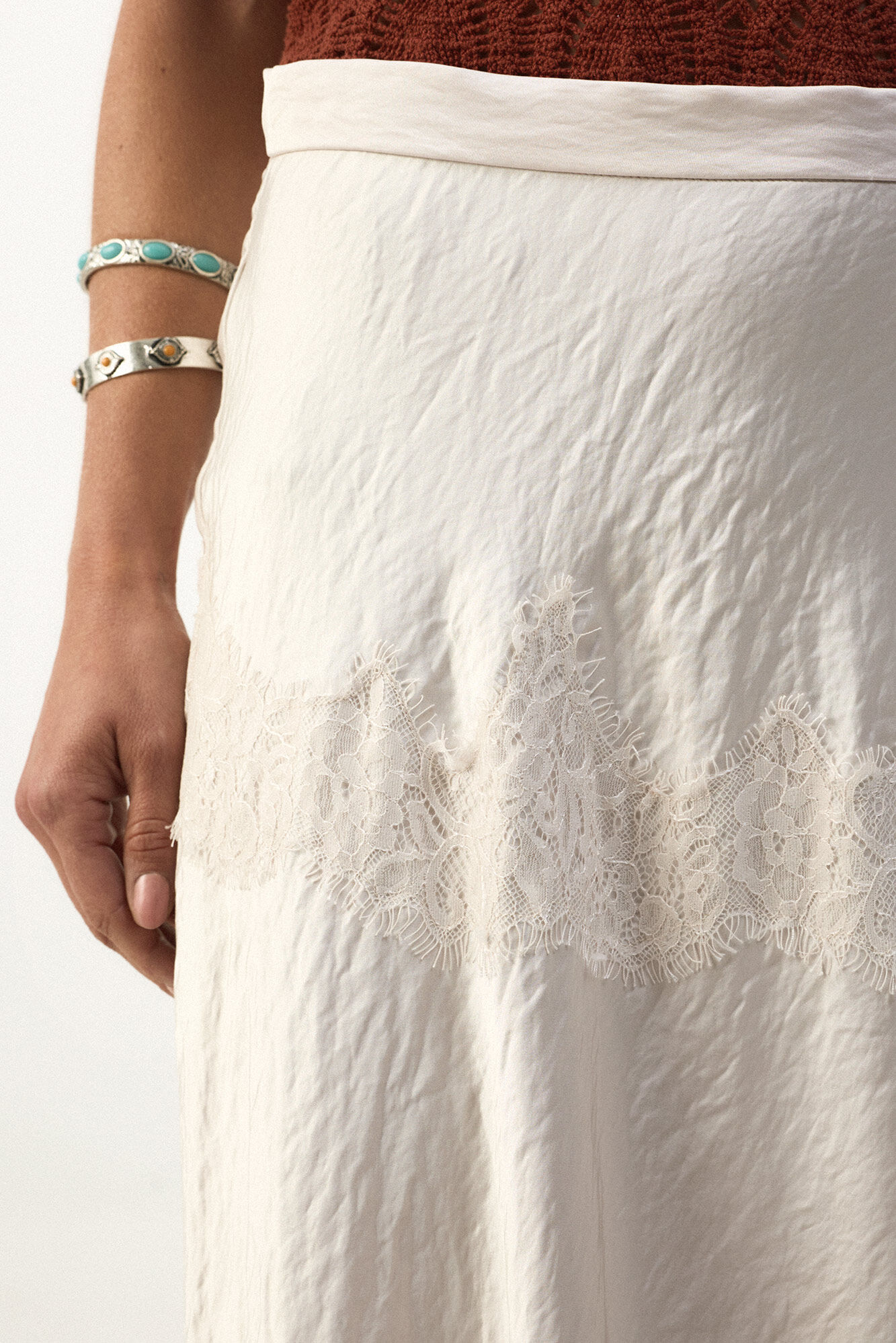 Slowlove Falda midi satinada con encaje Ecru