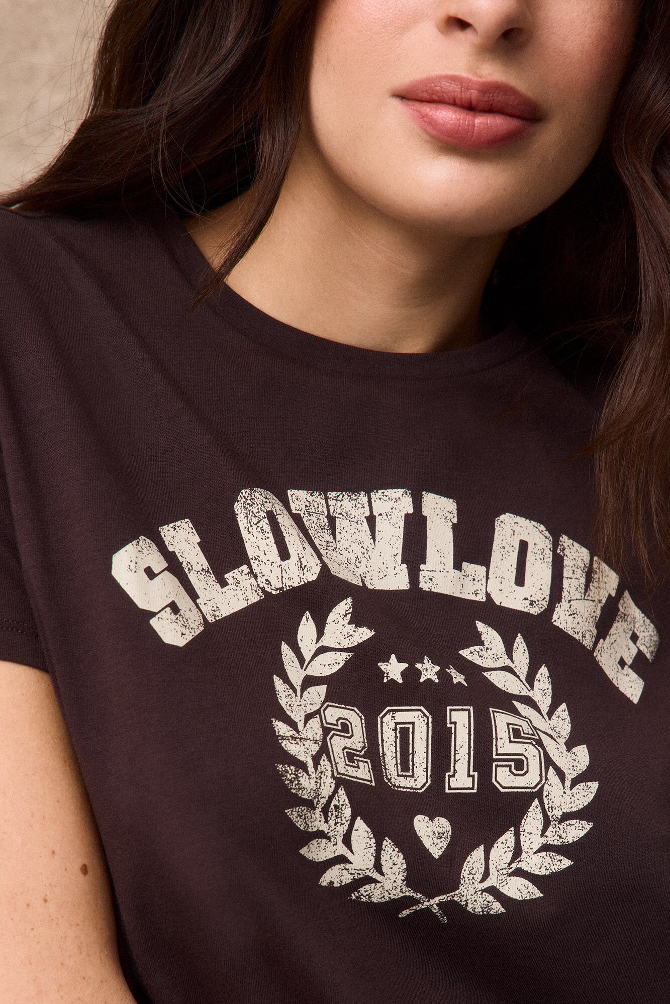 Slowlove Camiseta SlowLove Marr&oacute;n oscuro