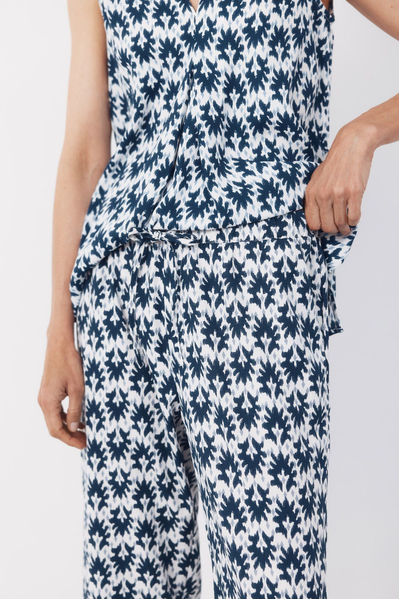 Cortefiel Flowing printed trousers Printed blue