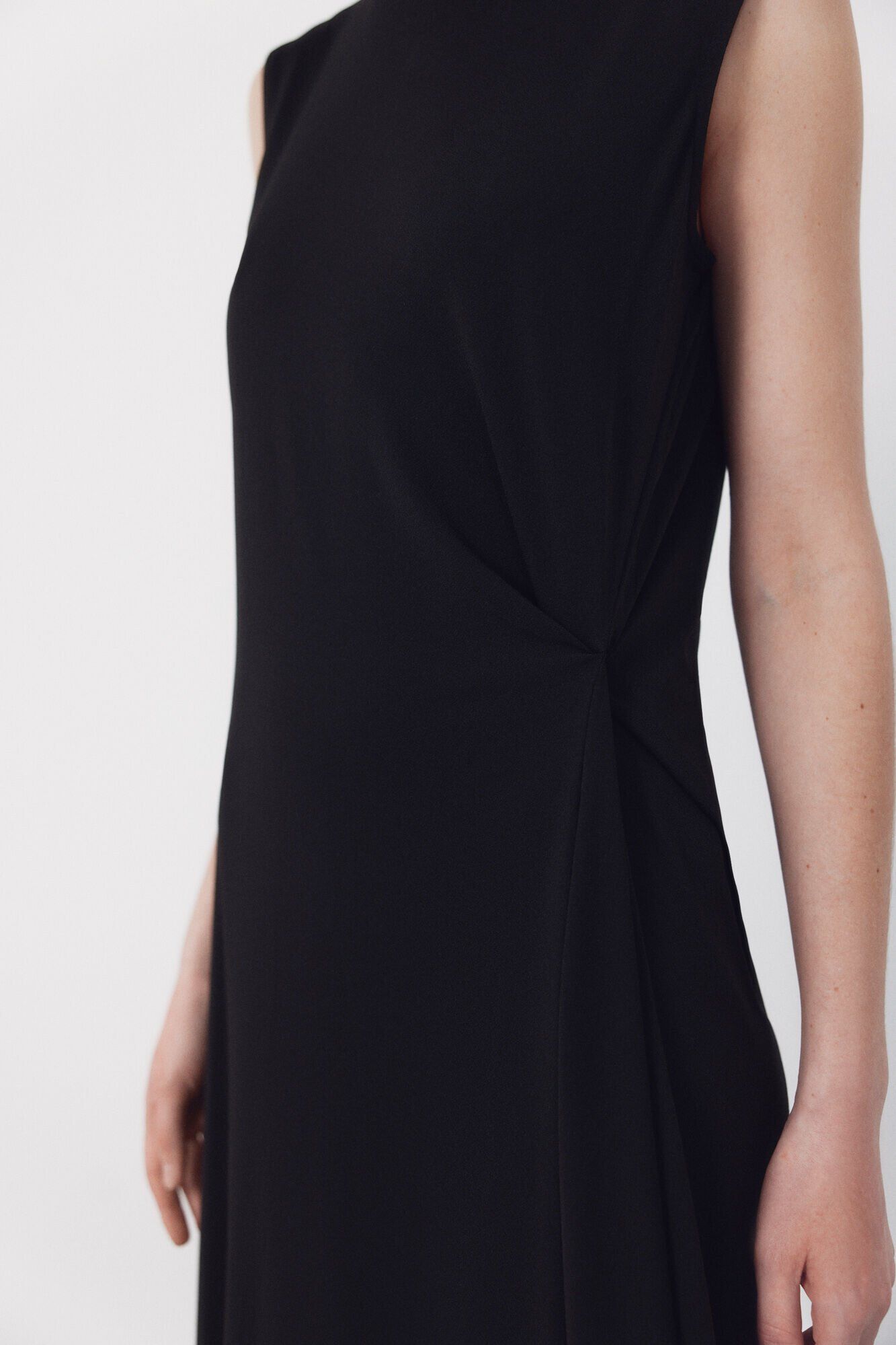 Cortefiel Vestido com n&oacute; lateral Preto