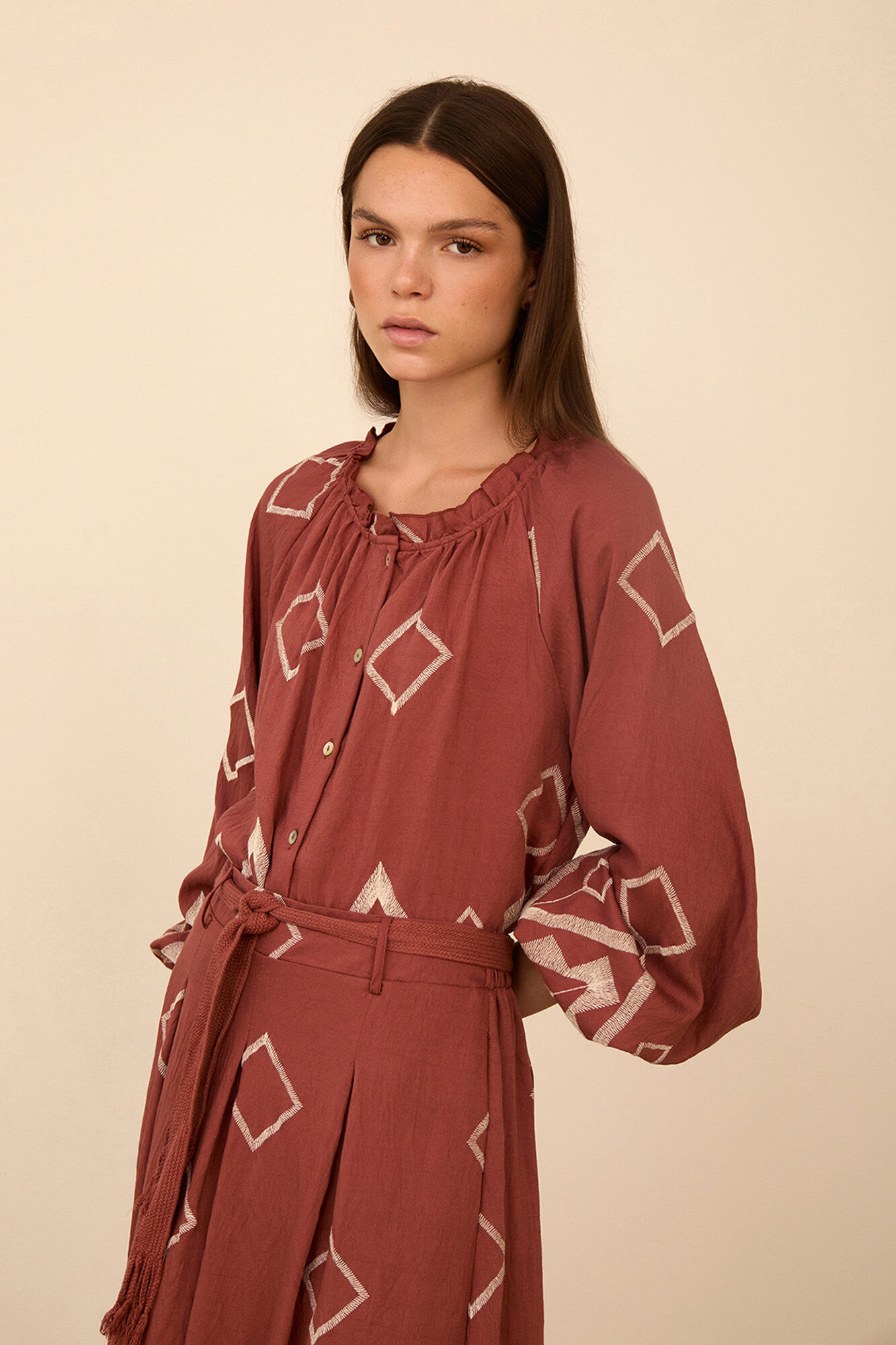 Meisie Embroidered contrast blouse