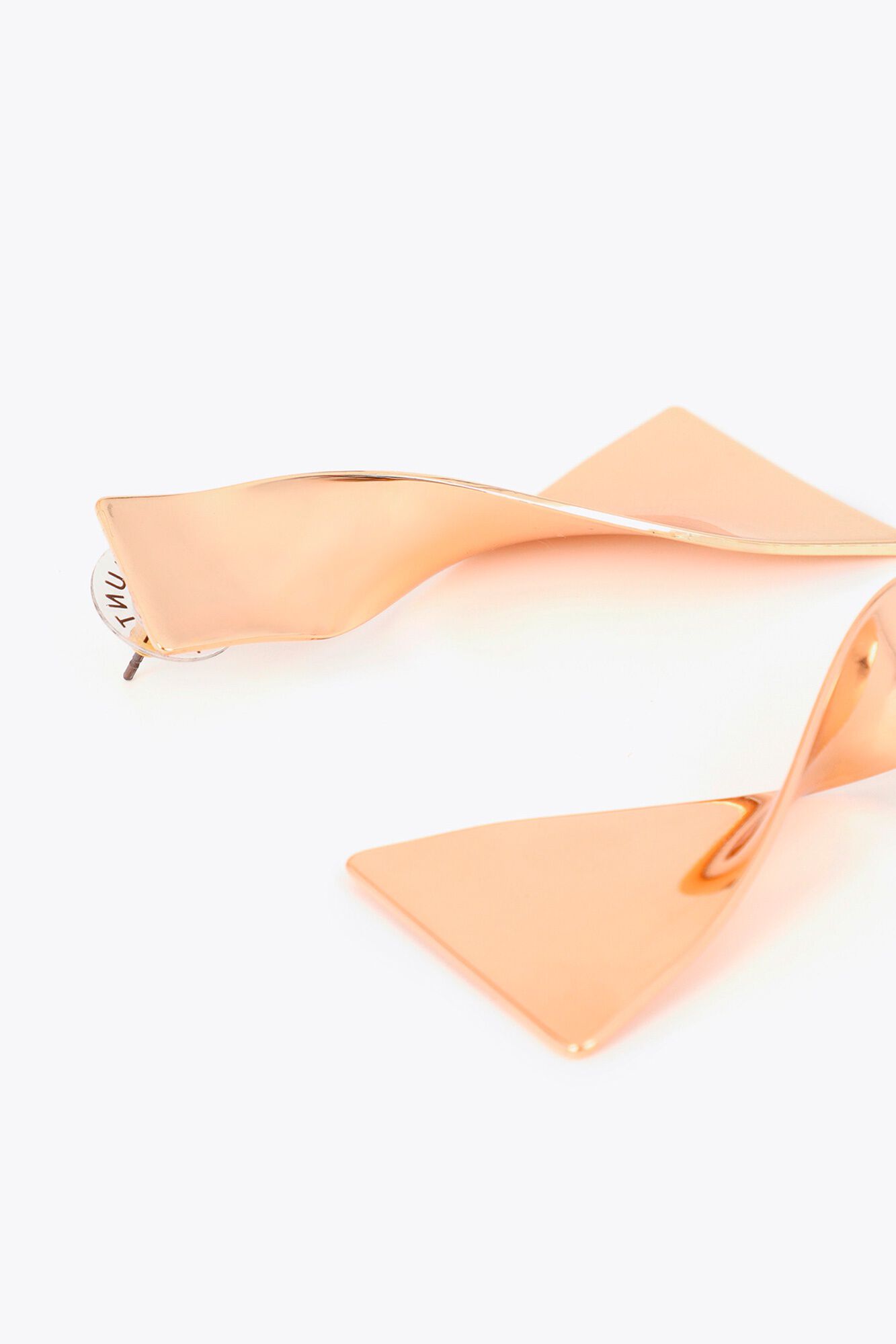 Lola Casademunt Brinco geom&eacute;trico twisted Dourado