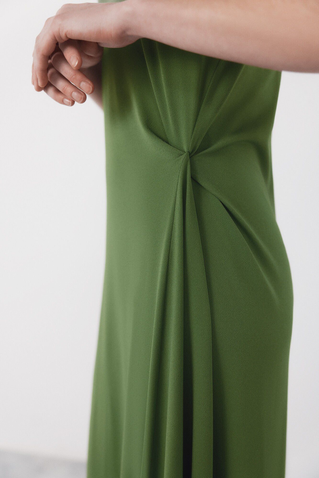 Cortefiel Vestido com n&oacute; lateral Verde