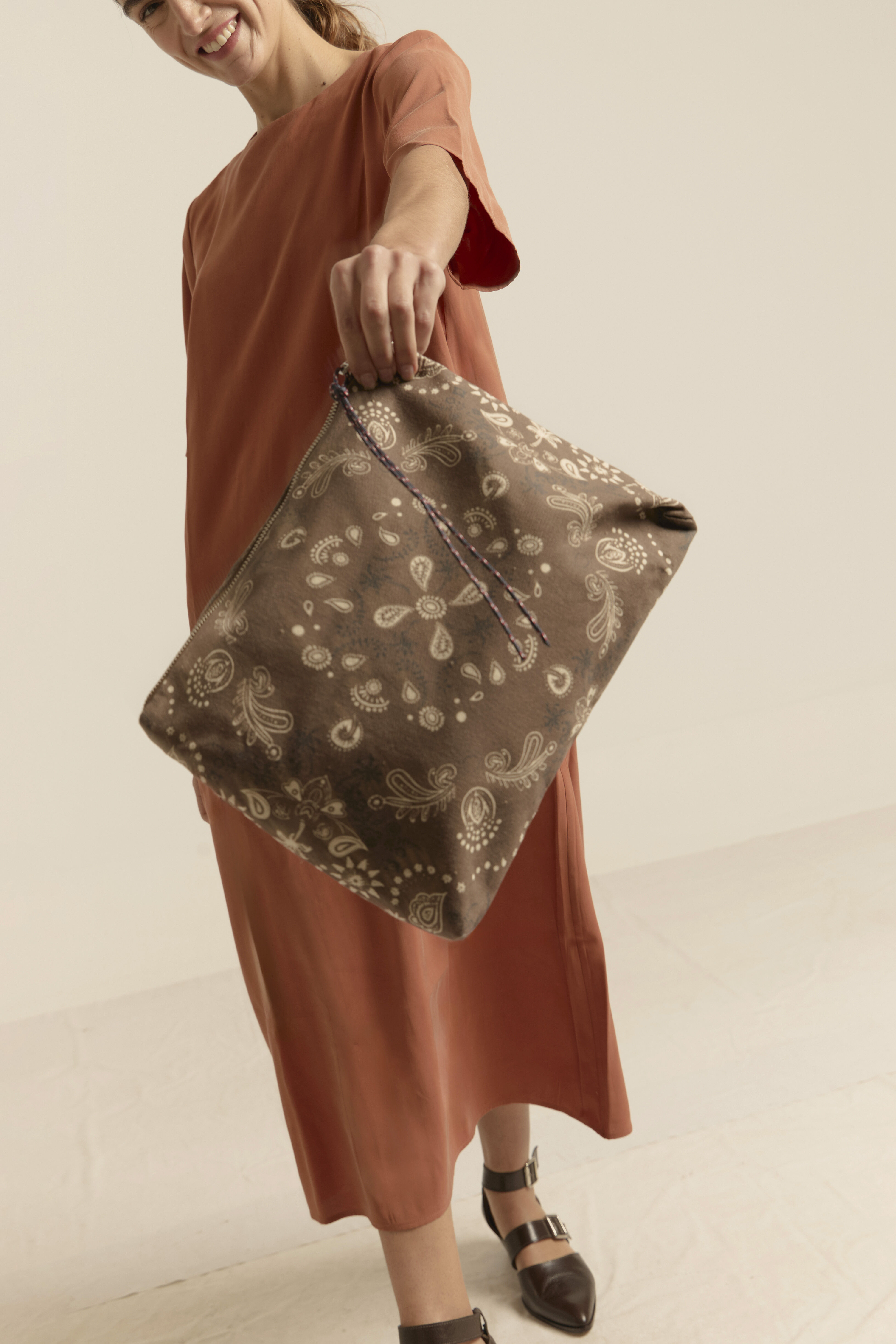 Zubi Pouch handbag Dark brown