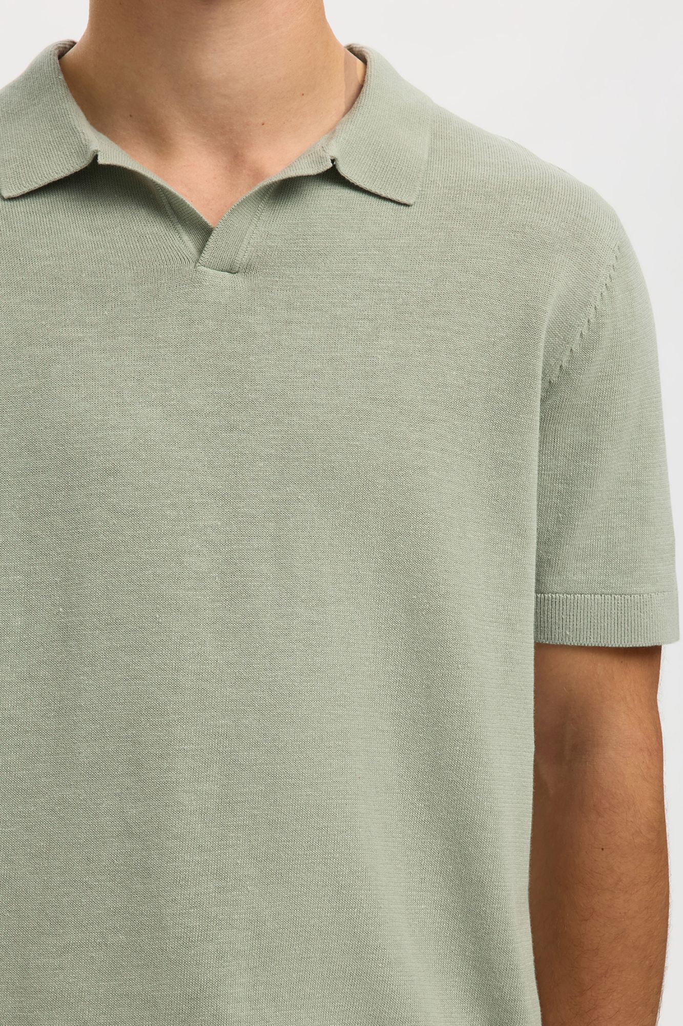 Selected Polo de punto con cuello abierto