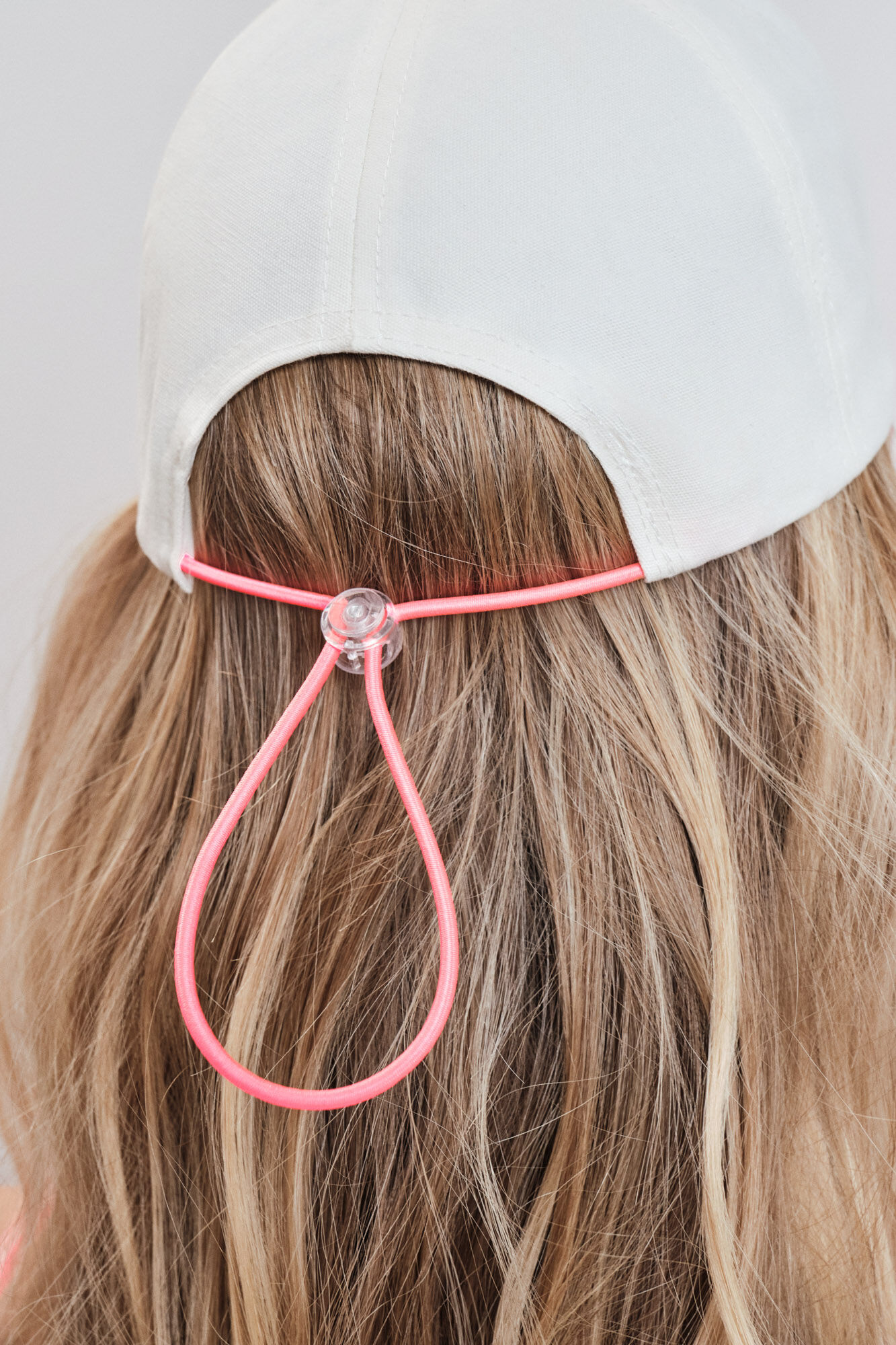 Dash and Stars Gorra t&eacute;cnica blanca logo blanco