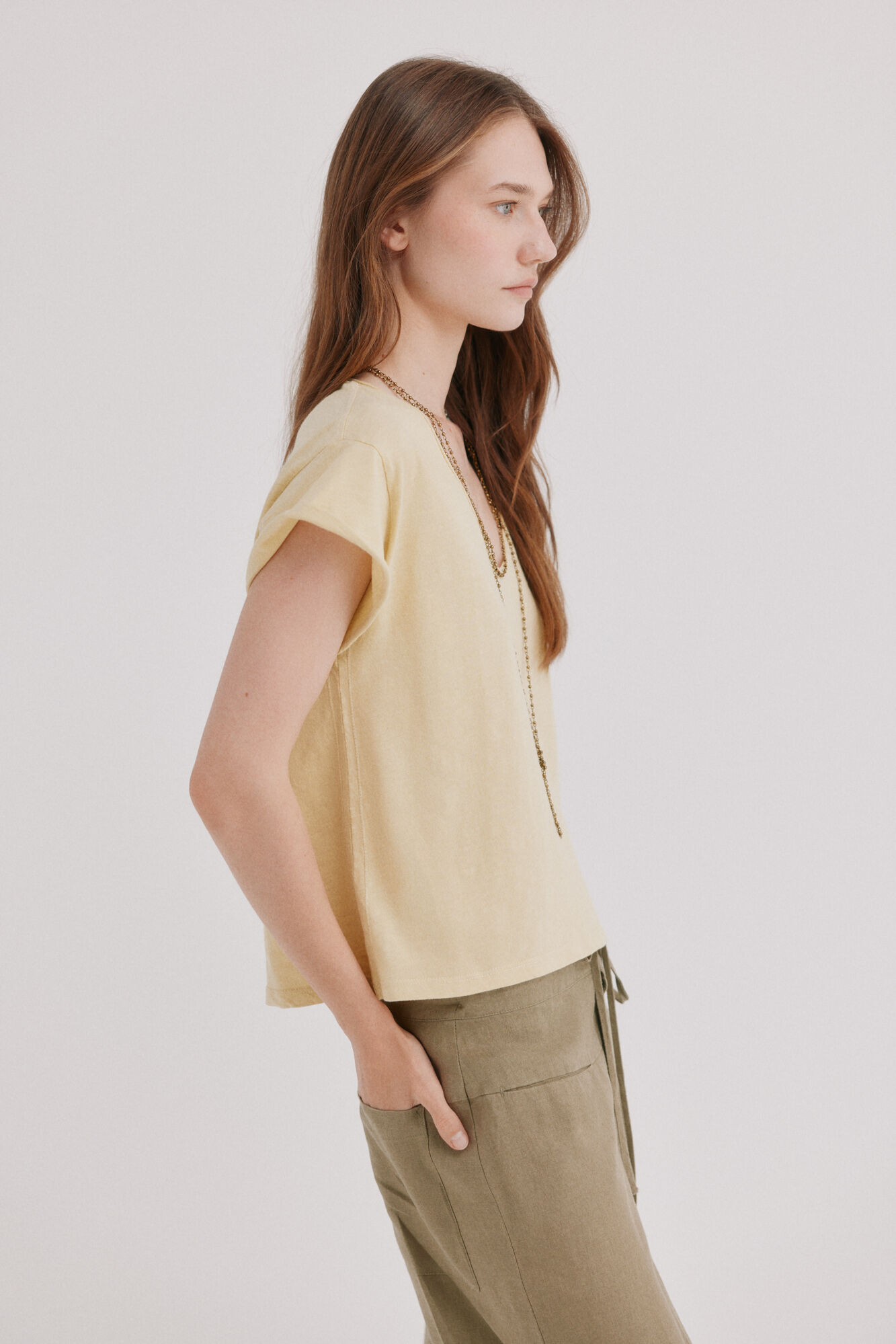 Hoss Intropia Monike. Camiseta maga corta escote pico Amarillo