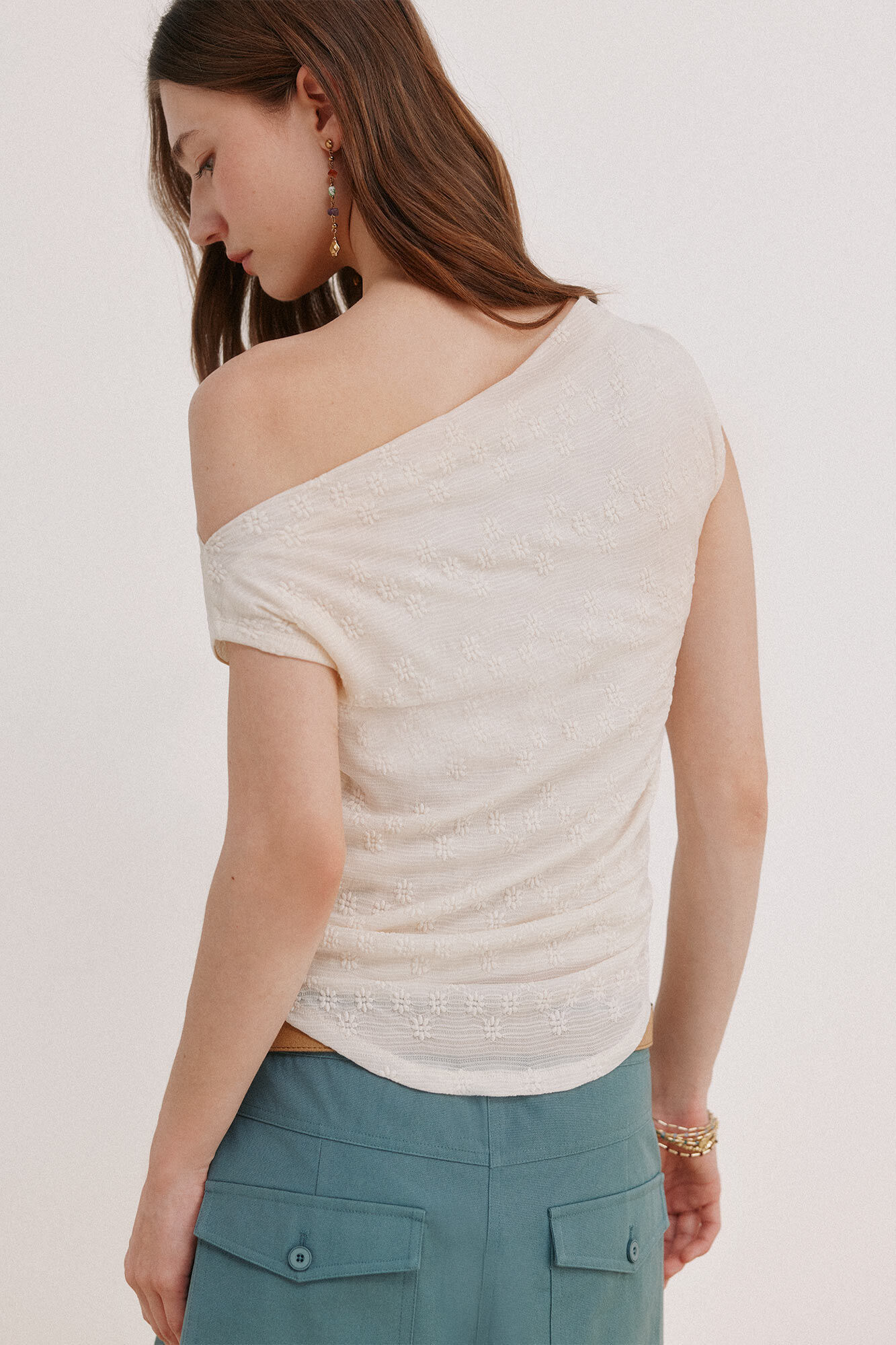 Hoss Intropia Marga. Camiseta asim&eacute;trica Marfil