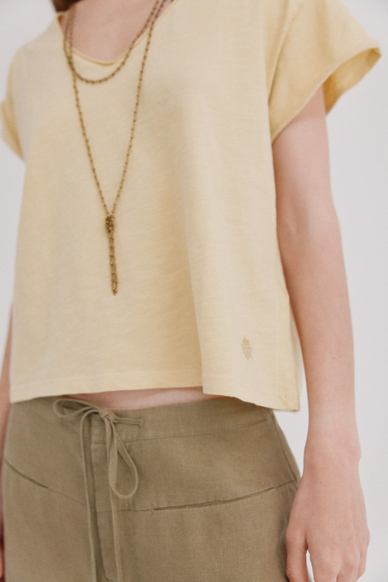 Hoss Intropia Monike. Camiseta maga corta escote pico Amarillo