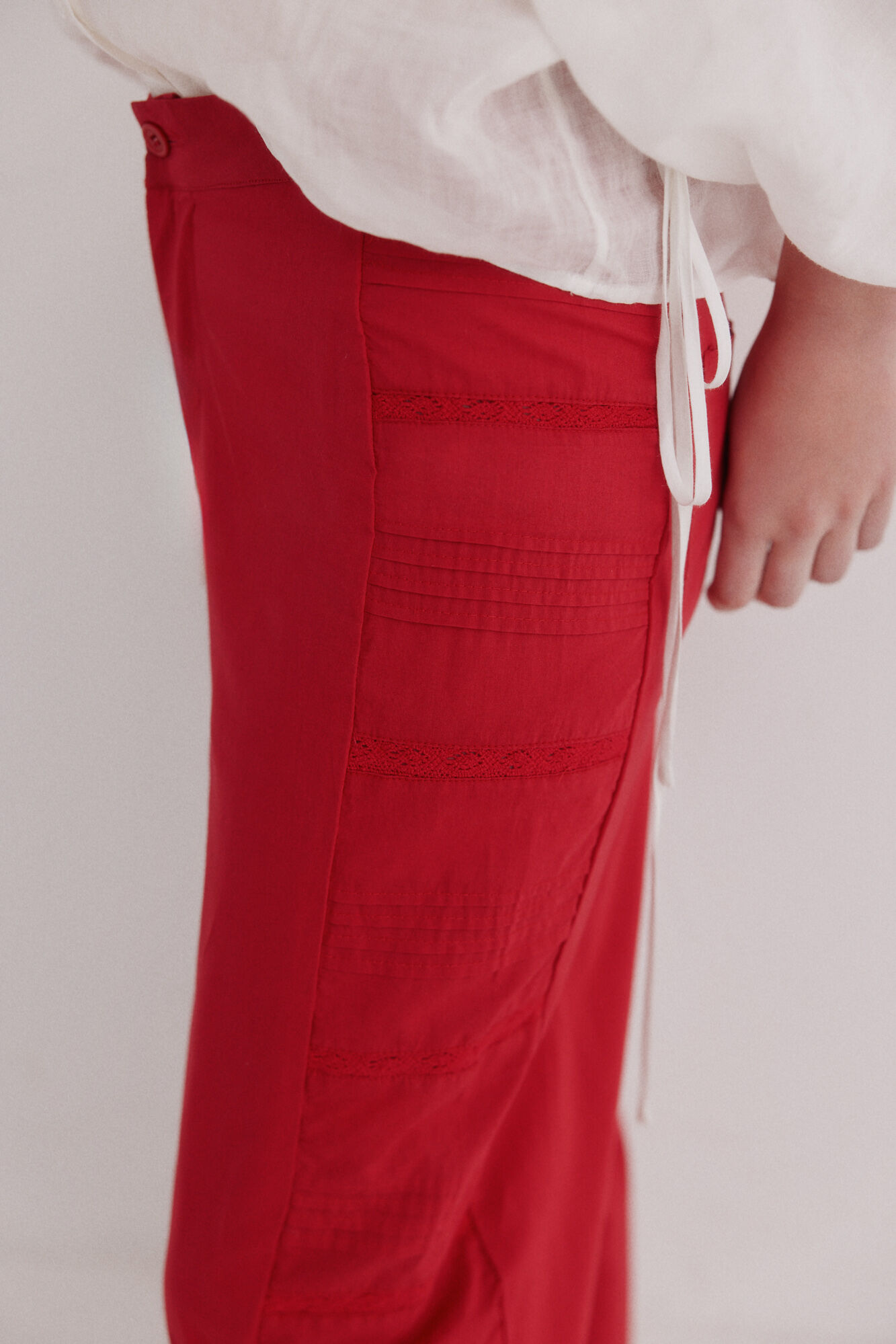 Hoss Intropia P&iacute;a. Pantal&oacute;n tiro medio bordado rojo