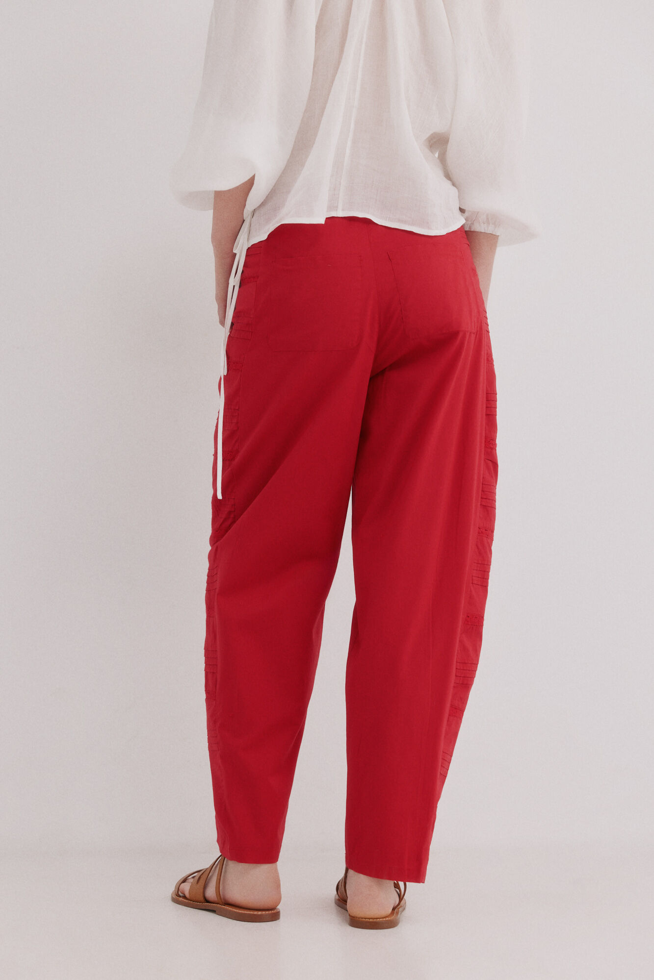 Hoss Intropia P&iacute;a. Pantal&oacute;n tiro medio bordado rojo