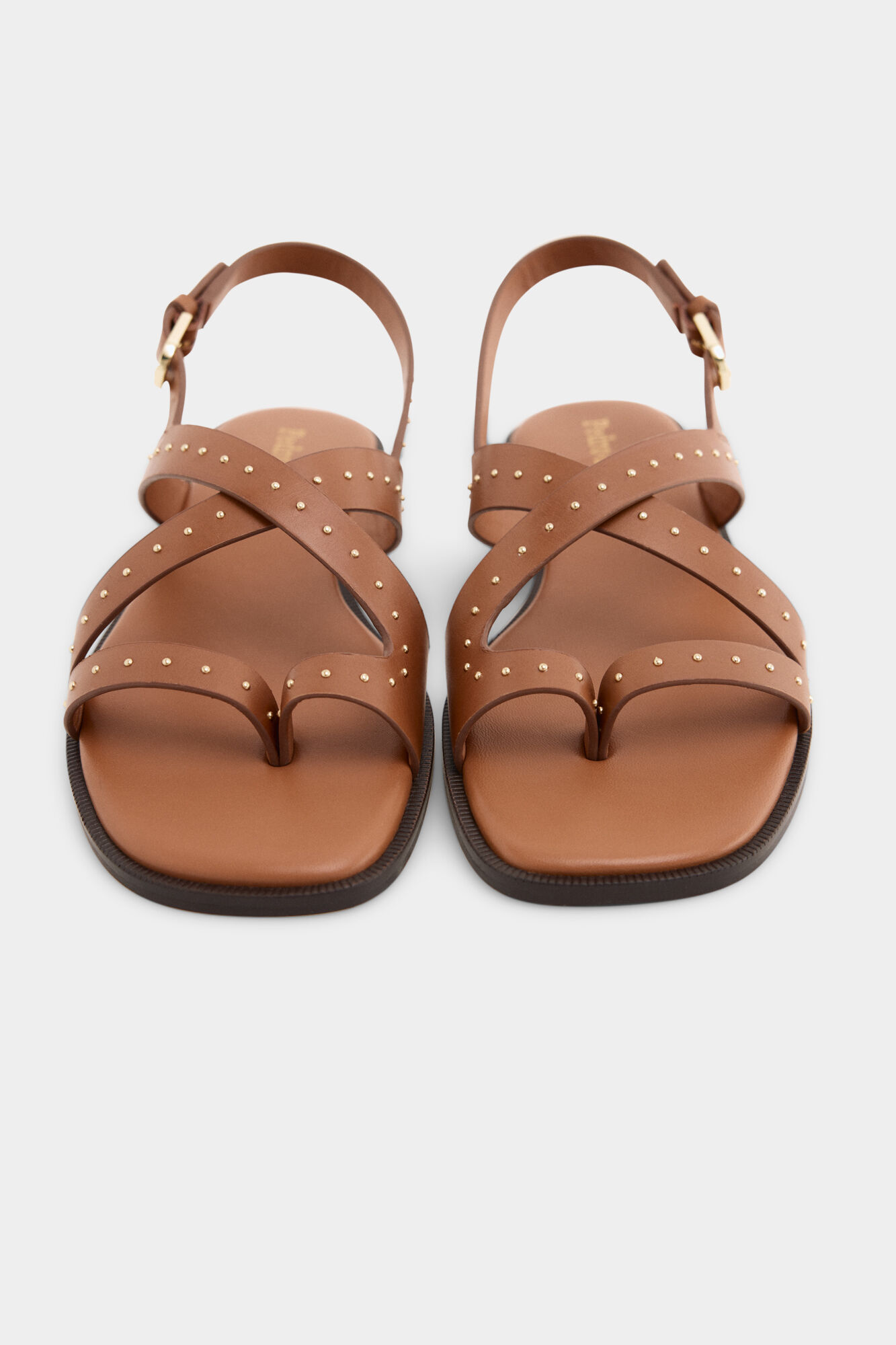 Pedro del Hierro Sand&aacute;lia com tachas Beige