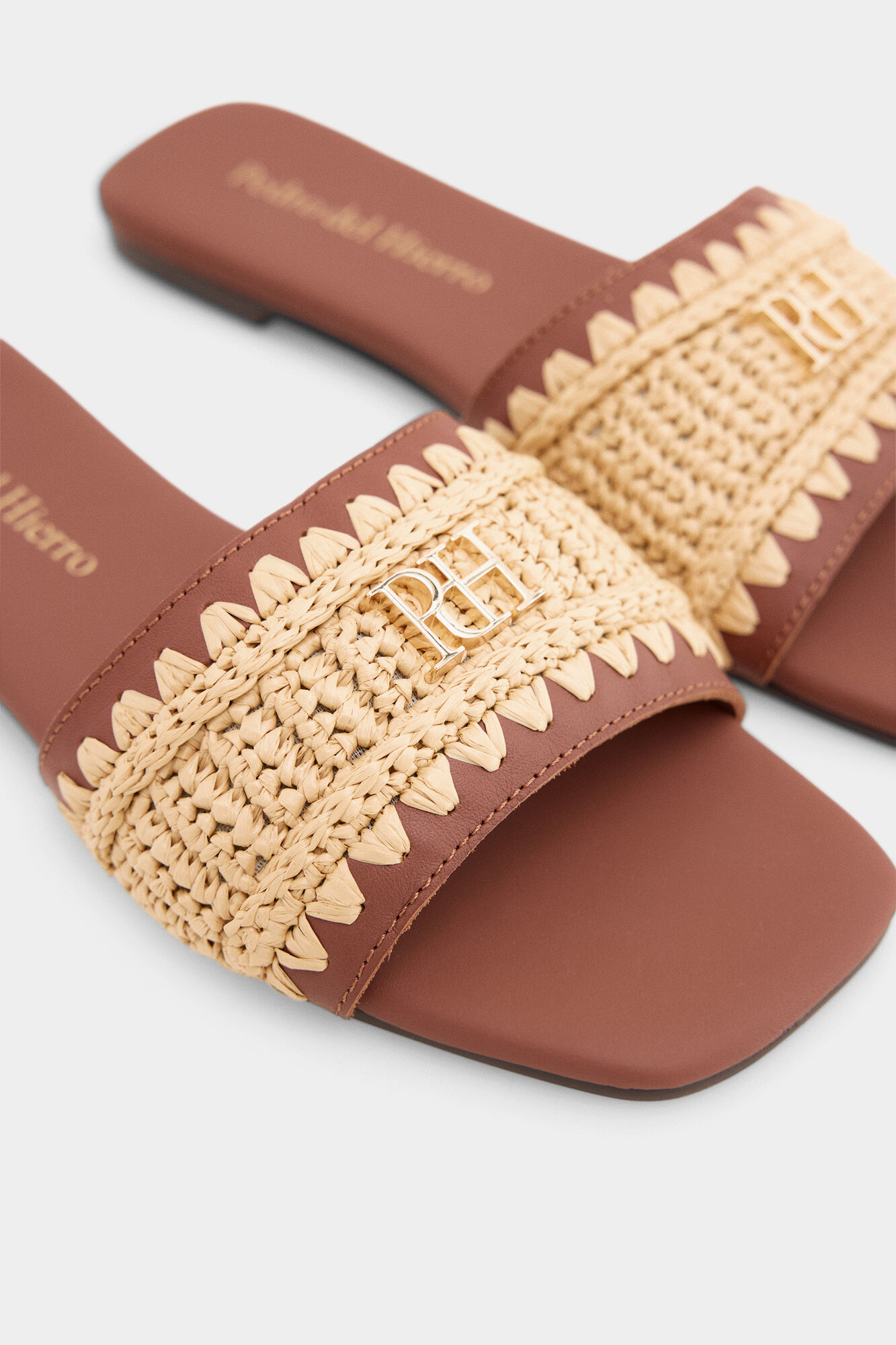 Pedro del Hierro Sand&aacute;lia rasa com logo Ecru