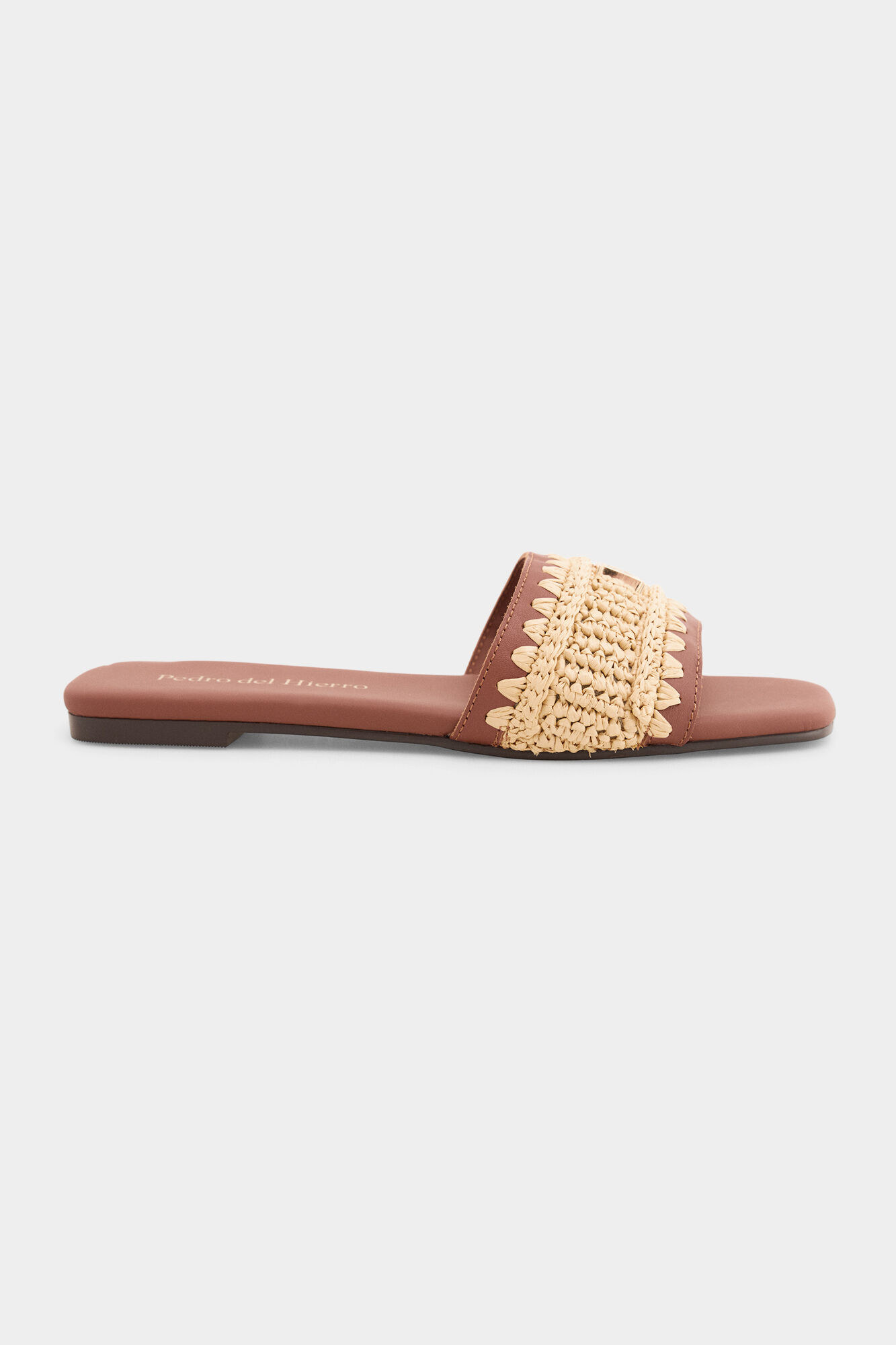 Pedro del Hierro Sand&aacute;lia rasa com logo