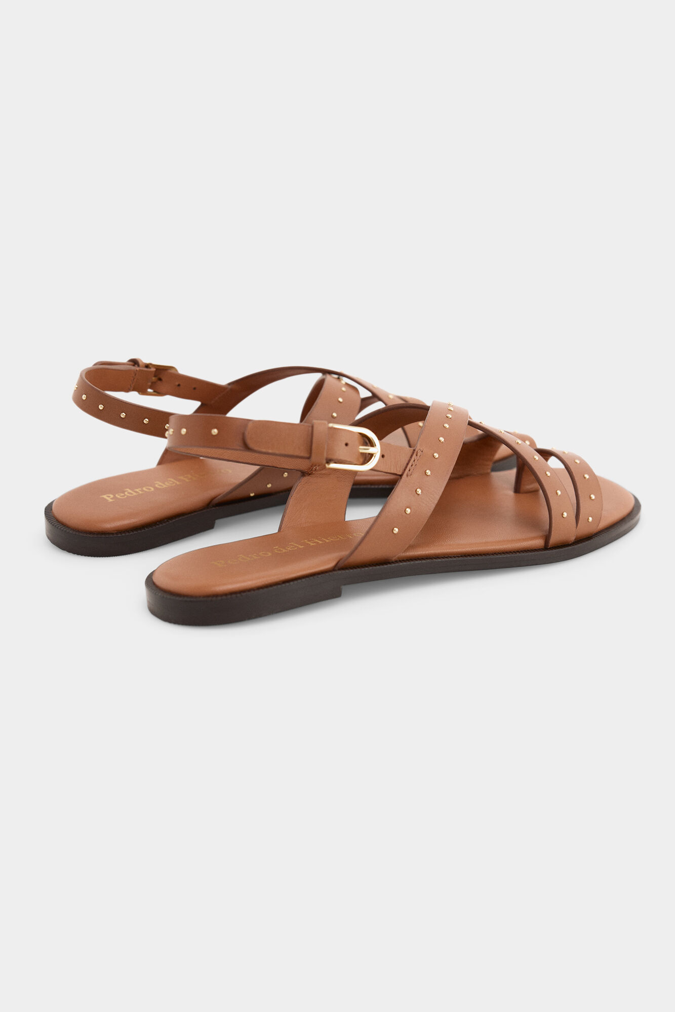 Pedro del Hierro Sand&aacute;lia com tachas Beige