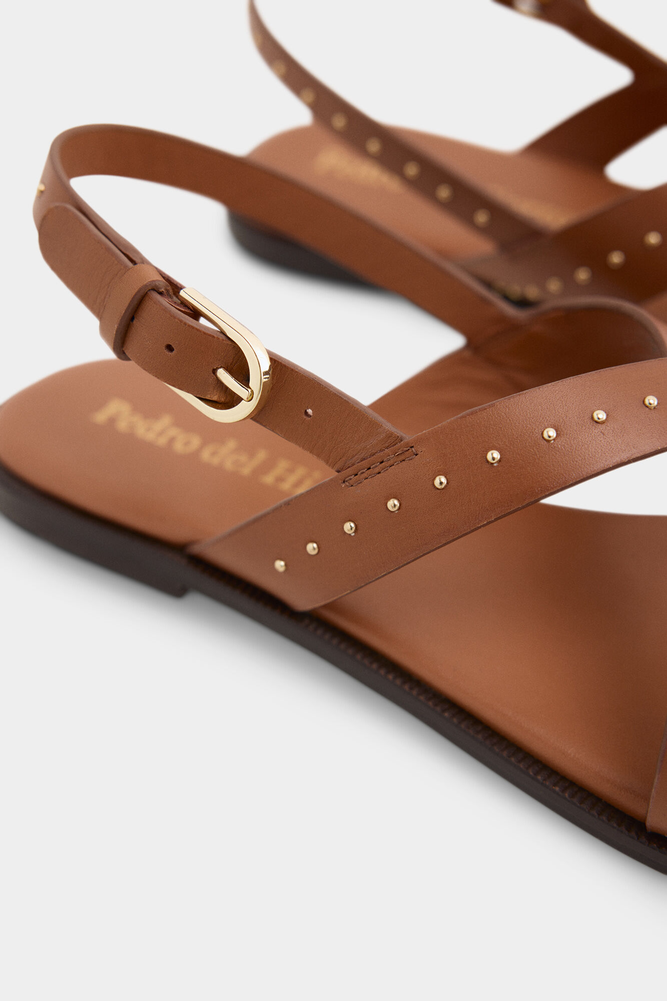 Pedro del Hierro Sand&aacute;lia com tachas Beige