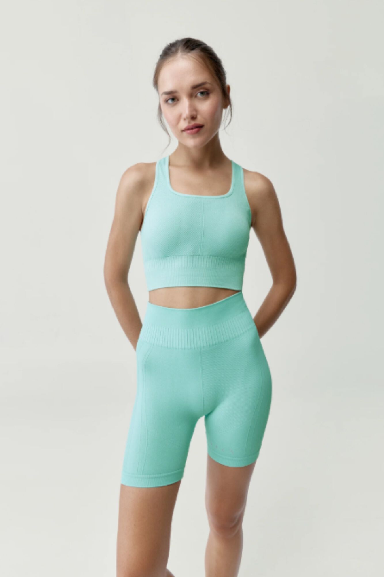 Born Living Yoga Pantalones cortos deportivos Eris azul claro